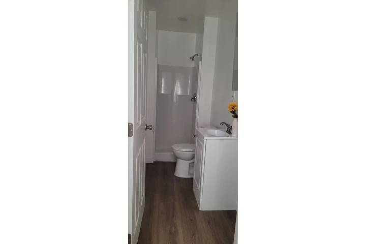 $1650 : Studio disponible image 2