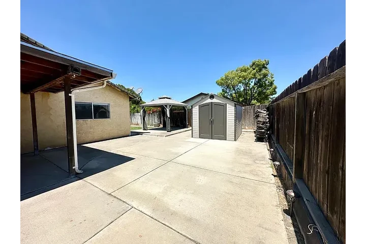 $2000 : CHARMING SINGLE FAM HOME image 9