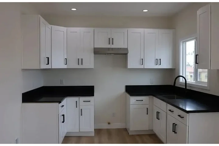 $2100 : 3Bed 2Bath Apt in LA for rent image 2