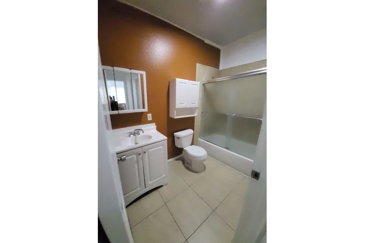 $1200 : Cuarto  de  Renta  !!!! image 3