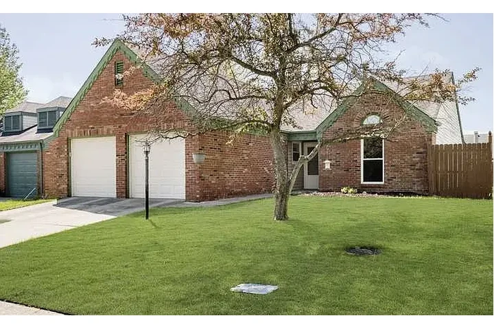 $1100 : HOUSE RENT IN INDIANAPOLIS image 3