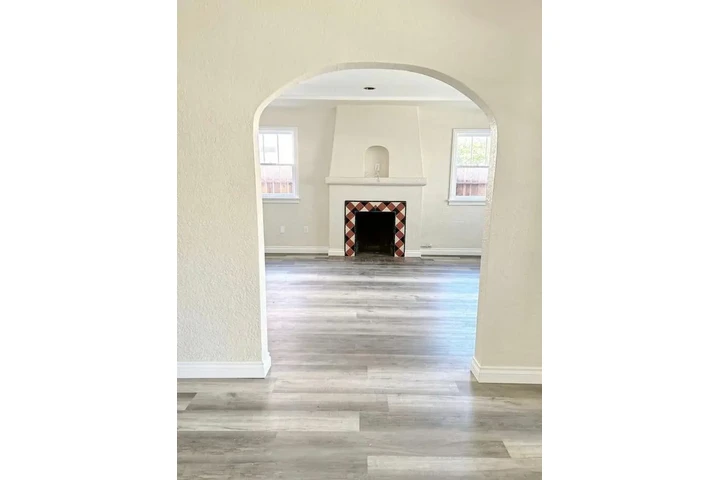 $1350 : Santa Ana - Home Available image 3
