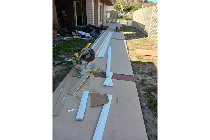 Busco trabajo como ayudante image 1