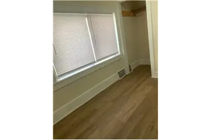 $900 : Rental property with 1 bedro image 6