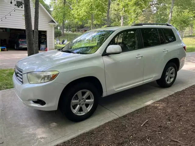 $7500 : 2010 Toyota Highlander V6 image 1