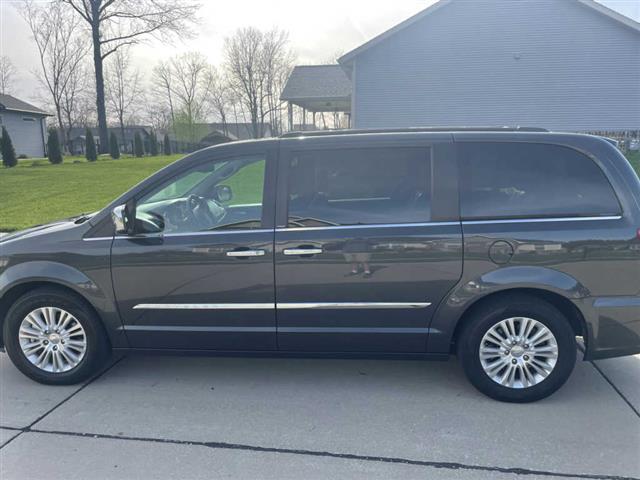 $4300 : 2012 Chrysler Town & Country T image 2