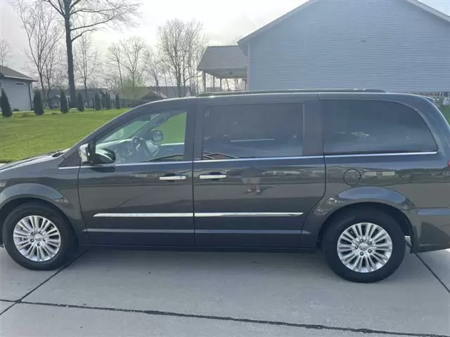 $4300 : 2012 Chrysler Town & Country T image 2