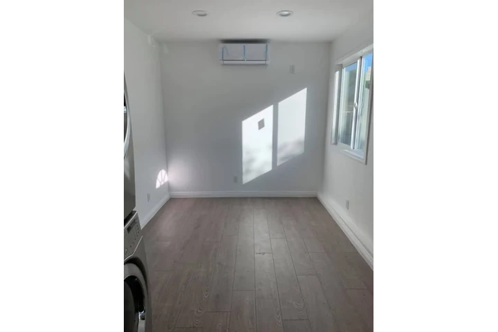 $1800 : Apt de Renta ADU 1 rec 1 bano image 1