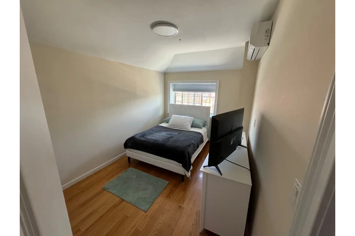 $1000 : Se renta cuarto Queens niños image 1