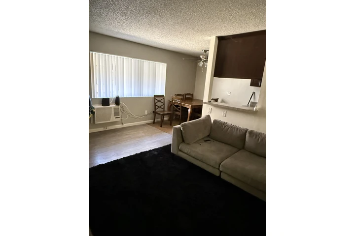 $1000 : Se comparte renta recamara image 1