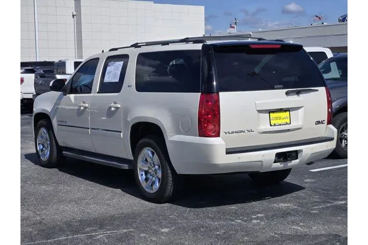 $12991 : GMC Yukon XL 2013 4x2 SLT 4d image 8