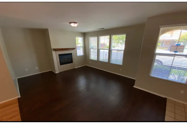 $2500 : Available 3Bed 3Bat in LA image 3