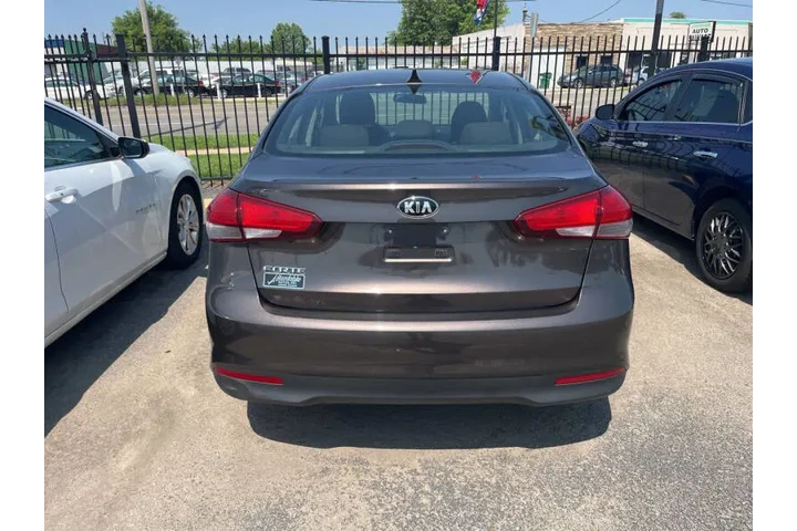 2017 Forte LX image 3