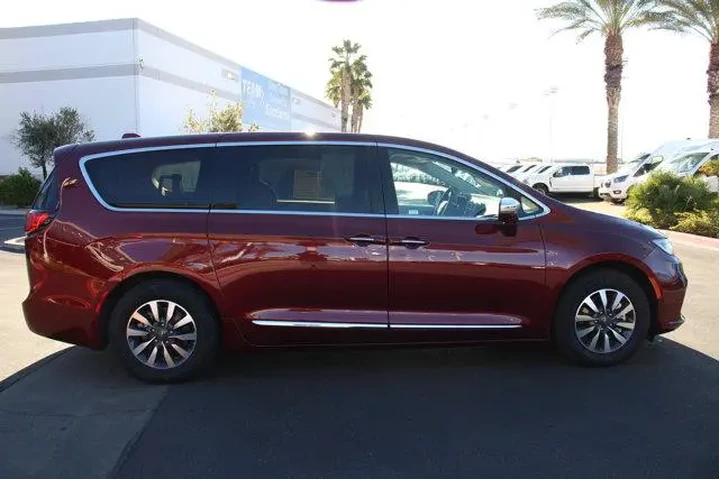 $31530 : Chrysler Pacifica Hybrid 202 image 10