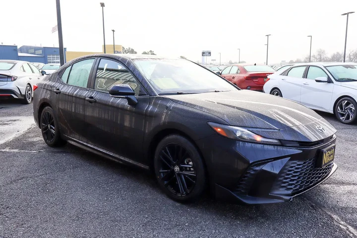 $25988 : 2025 Camry SE image 3