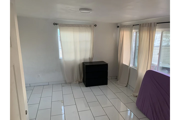 $800 : Room for Rent Cuarto en Renta! image 3