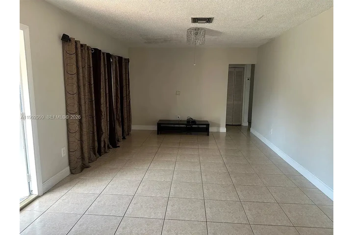 $800 : Beautiful ..Hialeah, FL image 2