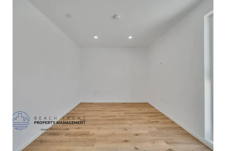 $5042 : 5BD/4BA Townhouse image 1