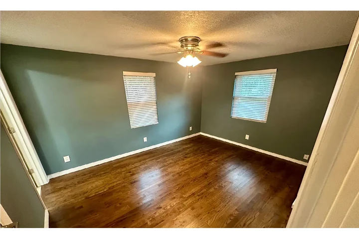 $1000 : spacious Beautiful Garage home image 2