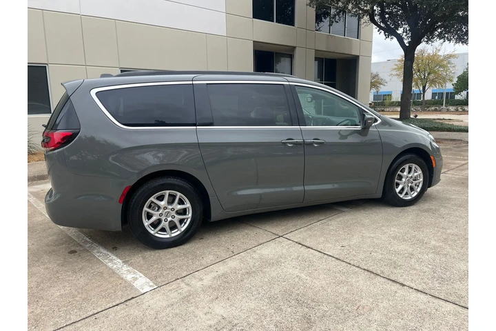 $12990 : 2022 Pacifica Touring L image 10