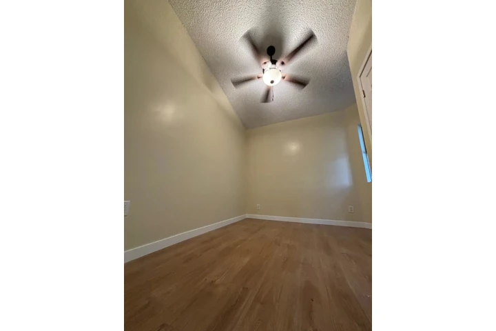 $975 : En renta cuarto image 3
