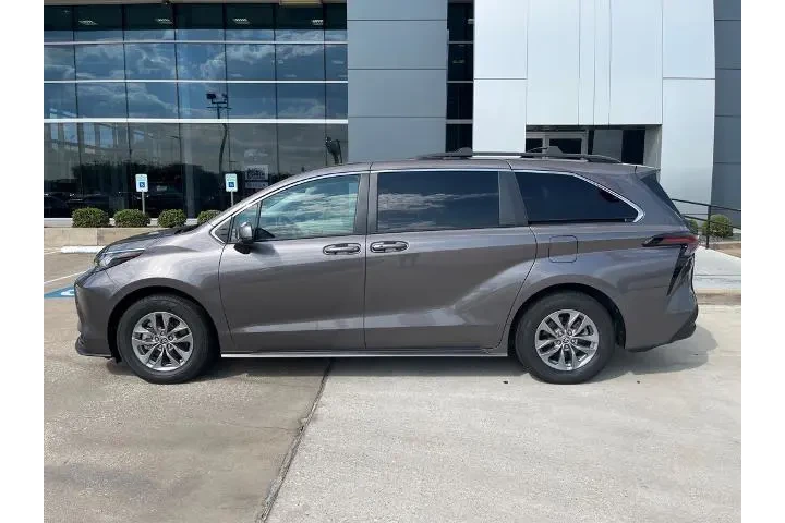 $35491 : Toyota Sienna 2023 LE 8-Pass image 8