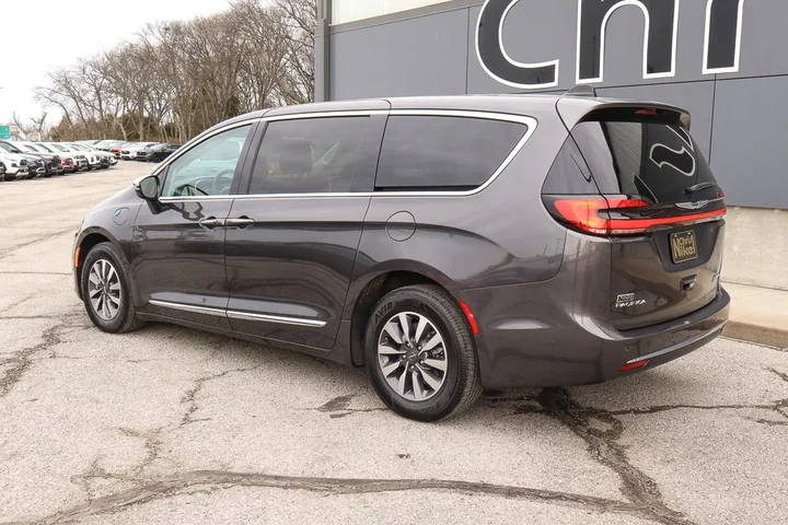 $31587 : 2023 Pacifica Hybrid Limited image 6