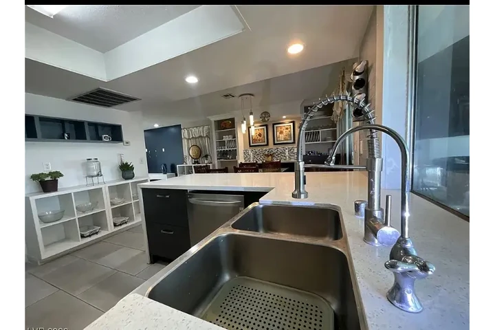 $800 : Room for Rent Cuarto en Renta image 4