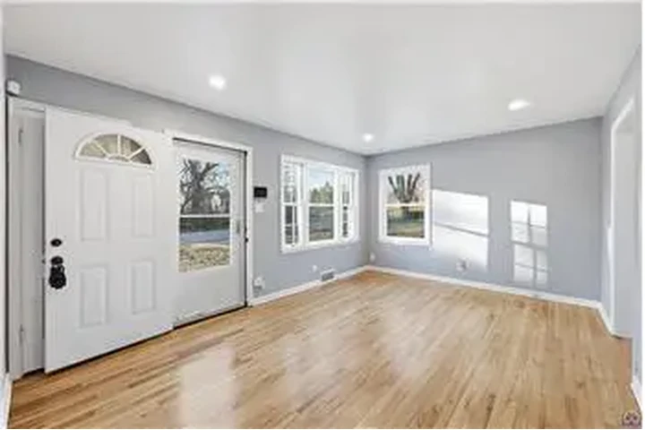 $850 : Rental property with 2 bedro image 2