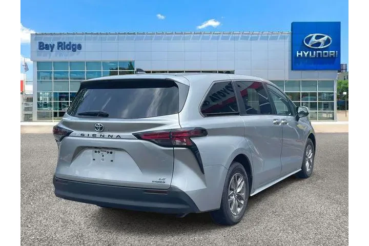 $30993 : Toyota Sienna 2022 LE 8-Pass image 7