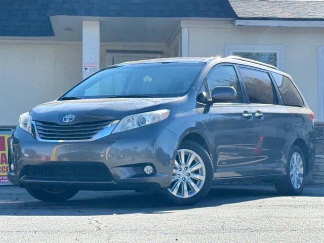 2011 Sienna XLE 7-Passenger image 2