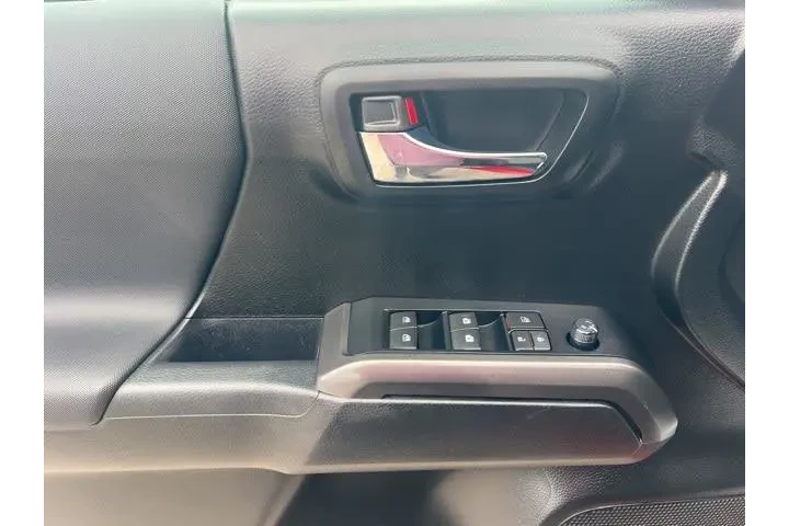 $33995 : Toyota Tacoma 2022 4x4 SR V6 image 10