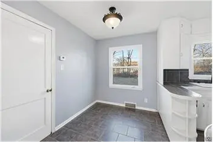 $850 : Rental property with 2 bedro image 6