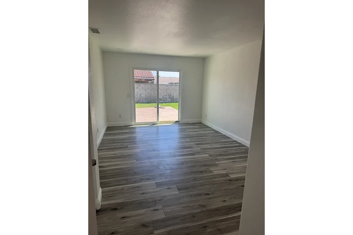 $1500 : Rialto- Available image 8