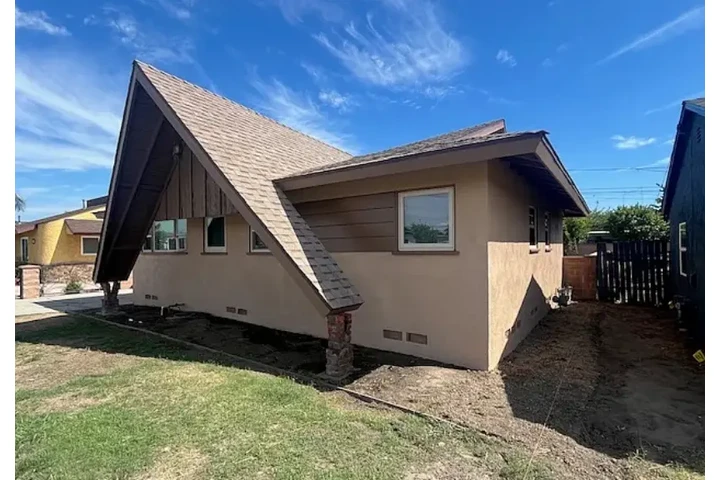 $1300 : New Flooring Throughout. Newly image 1