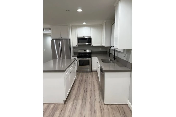 $1900 : 2BED Apt in West Gage Ave, LA image 3