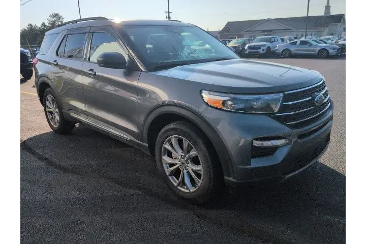 $39800 : Ford Explorer 2023 AWD XLT 4 image 2