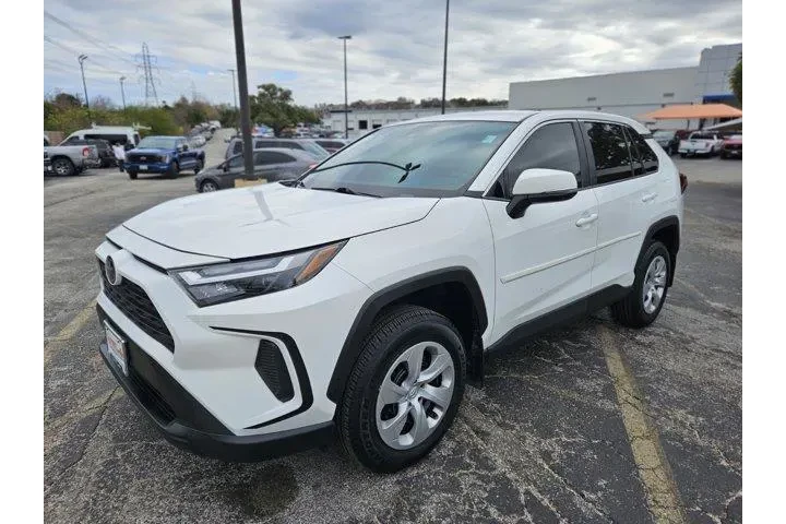 $28000 : Toyota RAV4 2024 LE 4dr SUV image 7