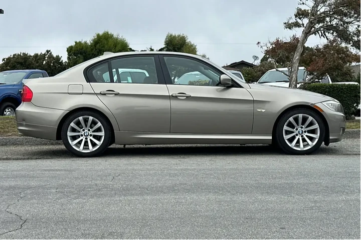 BMW 3 Series 2011 328i 4dr S image 6