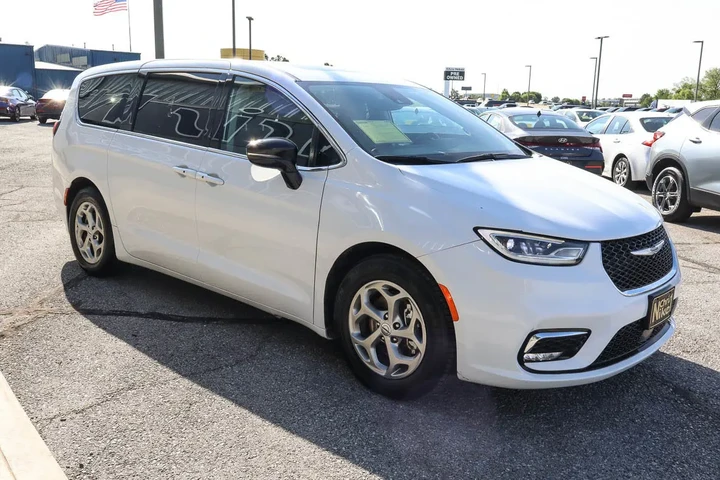 $31287 : 2024 Pacifica Limited FWD image 3