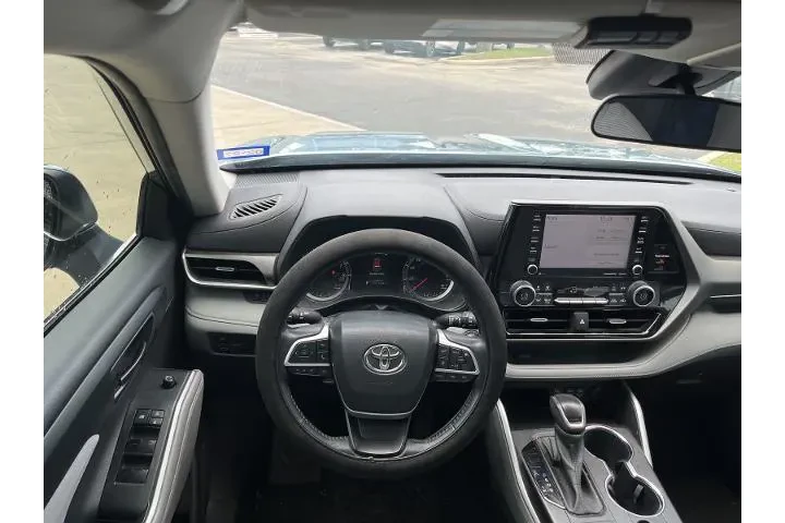$25773 : Toyota Highlander 2022 LE 4d image 6
