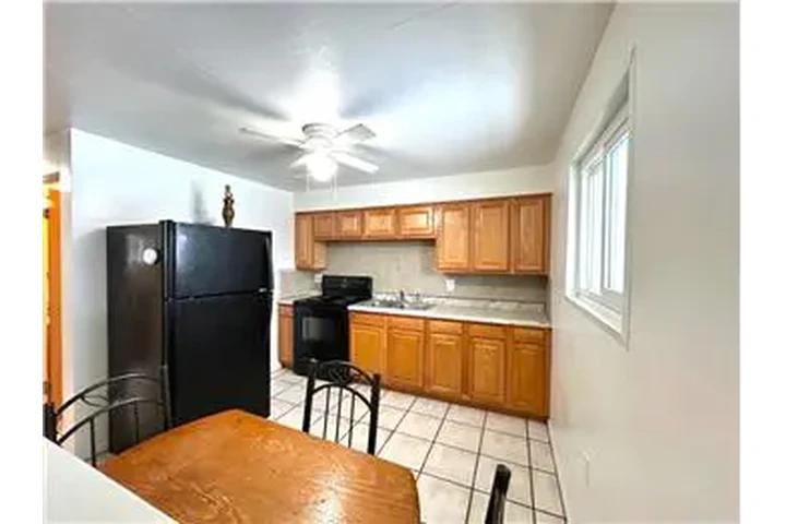 $595 : Rental property with 2 bedro image 4
