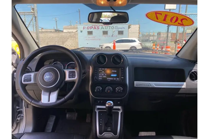 2017 Compass Latitude image 10