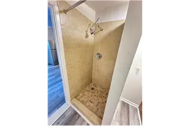 $1100 : Rental property with 1 bedro image 5