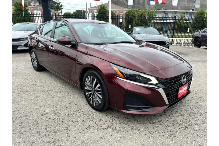 2023 Altima SV FWD image 1