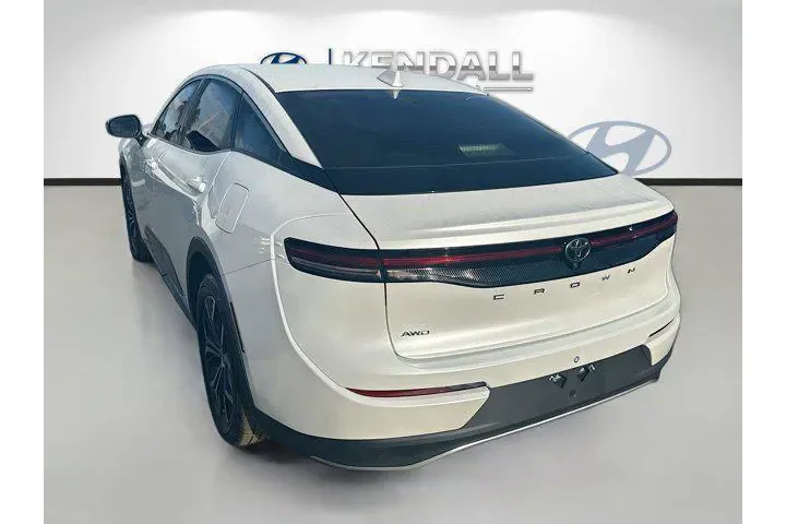 $28465 : Toyota Crown 2023 AWD XLE 4d image 4