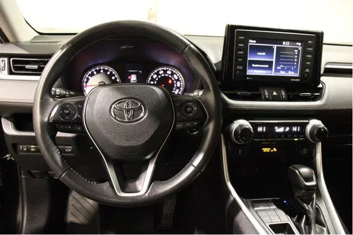 $29998 : Toyota RAV4 2021 AWD XLE Pre image 9