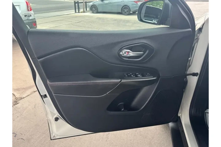 2019 Cherokee Trailhawk 4WD image 10
