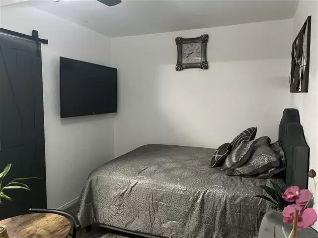 $1500 : Nice and Cozy Studio (Fontana) image 5