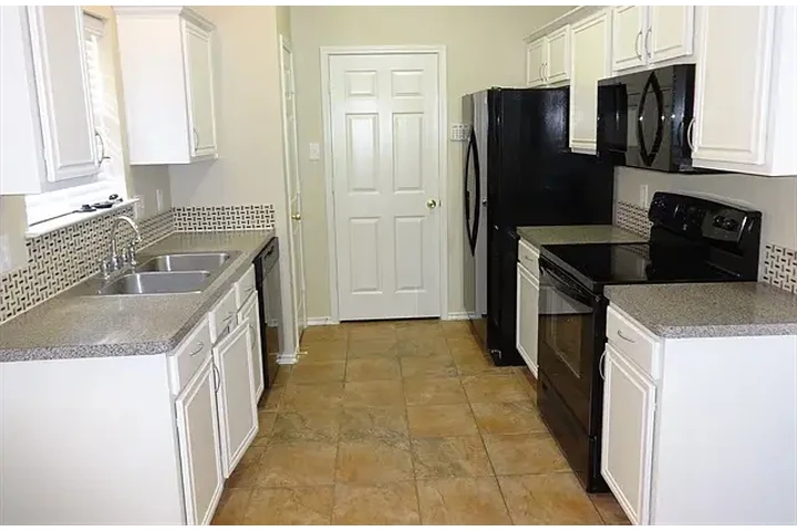 $1300 : HOUSE RENT IN DALLAS TAXES image 2